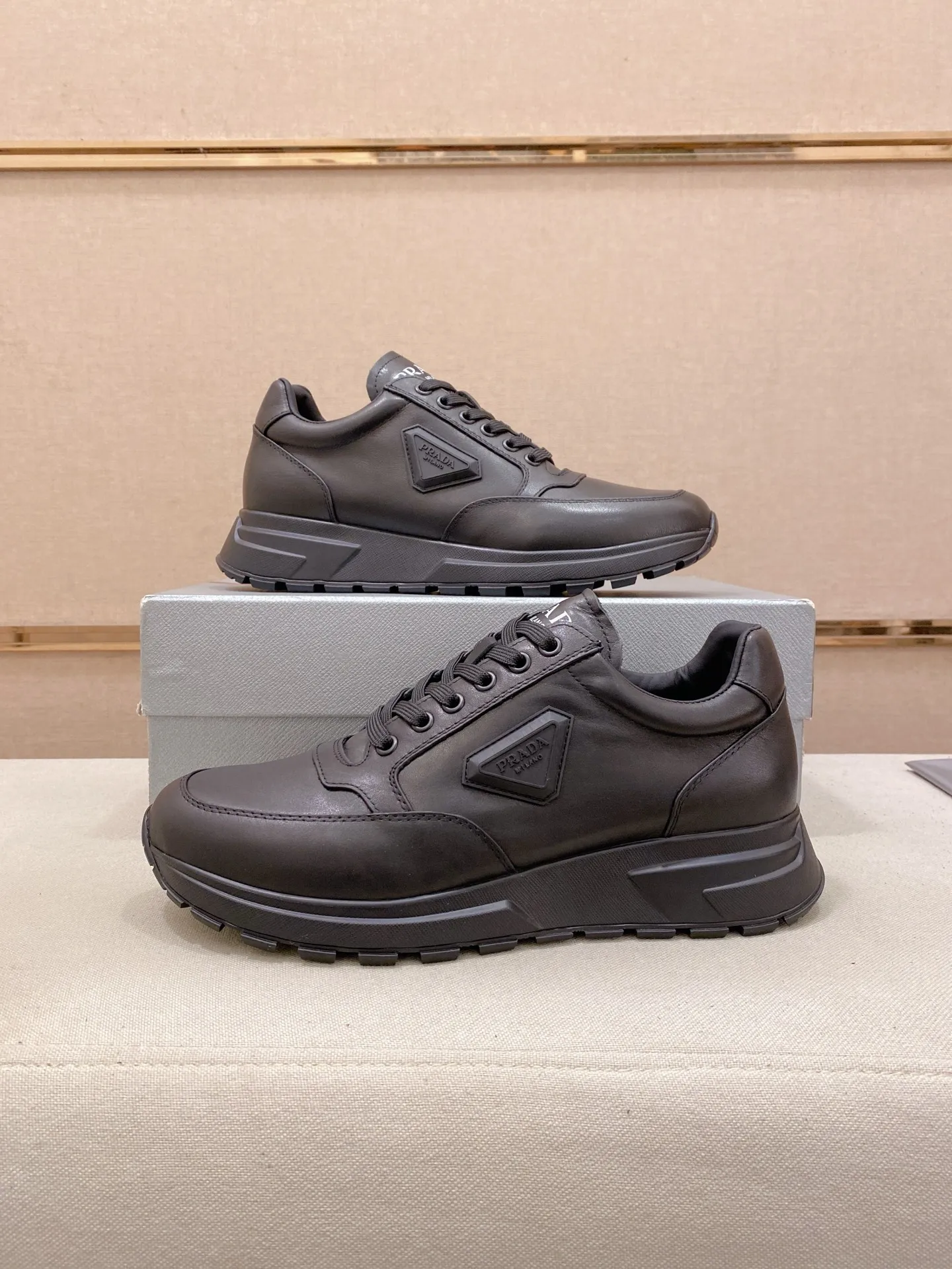 Factory price 560💰 ✔️✔️✔️High-quality new PRADA counters are on the market at the same time. The new men's shoes and 😘fabrics are selected from imported first-layer cowhide and are made with pure handcrafts. Lining: Full cowhide lining. 👍🏿 High-end ☄️ air-cushion molded anti-slip rubber outsole, exquisite lines, simple and elegant, comfortable and high-end for leisure travel. Code number: 38 to 44 (45 can be customized and cannot be returned or exchanged)